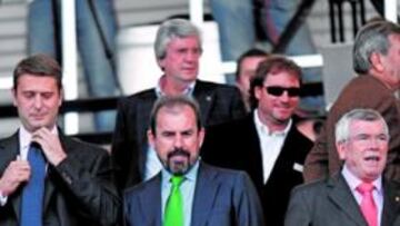 <b>POLÉMICA. </b>Ángel Torres ofrece tres millones por Pedro León y Carlos Suárez le remite a la cláusula.