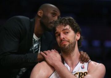 Una nueva derrota por 82 a 103 deja a los Lakers fuera de los playoffs.  Pau Gasol de LA Lakers es consolado por Kobe Bryant.