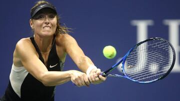 Maria Sharapova devuelve una bola ante Carla Suárez durante un partido en el US Open en el USTA Billie Jean King National Tennis Center de Flushing Meadows, en New York City.