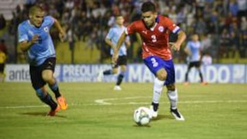 En la foto Mauro Arambarri de Uruguay en la marca del chileno Sebastián Vegas