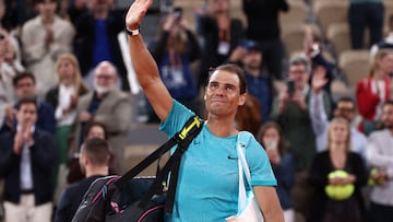 Rafael Nadal se despide del p¨²blico de Roland Garros tras perder contra Alexander Zverev.