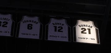 Emocionante fiesta de retirada del mítico '21' de Tim Duncan en San Antonio. Nadie más llevará el número del mejor jugador de la historia de los Spurs y una leyenda inigualable de la NBA.