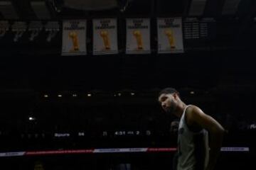 Tim Duncan delante de cuatro de sus cinco títulos de la NBA.