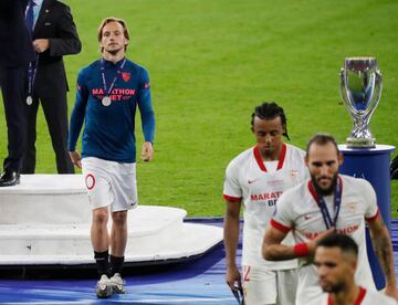 Los  jugadores del Sevilla recibiendo el premio de consolación. En la imagen, Rakitic.