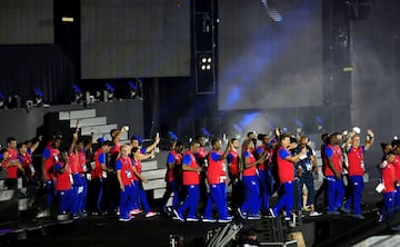 A las 8 de la noche comenzó la clausura de las justas que estuvo marcada por tres aspectos. La entrega de la próxima edición de los Juegos a Panamá que será la próxima sede, la muestra del Carnaval de Barranquilla y el concierto de Silvestre Dangond.