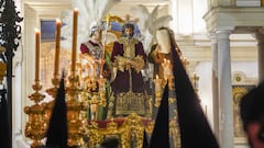 El Cristo de la Sentencia saliendo de la Basílica de la Macarena, con los  Armaos de la Centuria detrás del paso para iniciar  de madrugada su estación de penitencia a 07 de abril del 2023. La Semana Santa  de Sevilla es una fiesta declarada de Interés Turístico Internacional, en la que se pone de manifiesto el arte y esplendor de las imágenes que homenajean la muerte de Jesucristo y su resurrección o la Virgen. Sevilla, la madrugada del Jueves Santo llena sus calles de gente para ver salir a la Hermandad de la Macarena.