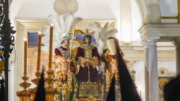 El Cristo de la Sentencia saliendo de la Basílica de la Macarena, con los  Armaos de la Centuria detrás del paso para iniciar  de madrugada su estación de penitencia a 07 de abril del 2023. La Semana Santa  de Sevilla es una fiesta declarada de Interés Turístico Internacional, en la que se pone de manifiesto el arte y esplendor de las imágenes que homenajean la muerte de Jesucristo y su resurrección o la Virgen. Sevilla, la madrugada del Jueves Santo llena sus calles de gente para ver salir a la Hermandad de la Macarena.