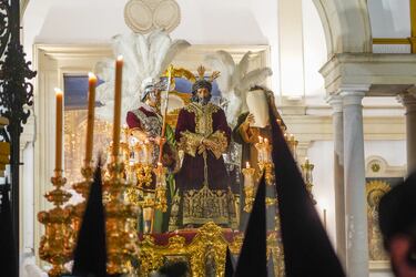 El Cristo de la Sentencia saliendo de la Basílica de la Macarena, con los  Armaos de la Centuria detrás del paso para iniciar  de madrugada su estación de penitencia a 07 de abril del 2023. La Semana Santa  de Sevilla es una fiesta declarada de Interés Turístico Internacional, en la que se pone de manifiesto el arte y esplendor de las imágenes que homenajean la muerte de Jesucristo y su resurrección o la Virgen. Sevilla, la madrugada del Jueves Santo llena sus calles de gente para ver salir a la Hermandad de la Macarena.
