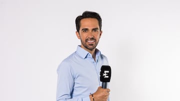 El ciclista Alberto Contador posa con el micrófono de Eurosport.