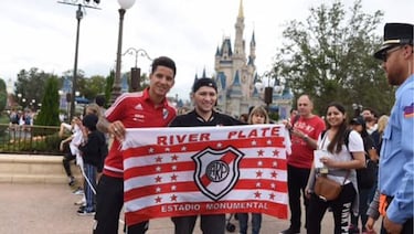 River Plate y Estudiantes La Plata desfilan en Magic Kindom