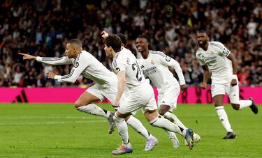 3-2. Kylian Mbappe celebra el tercer tanto.