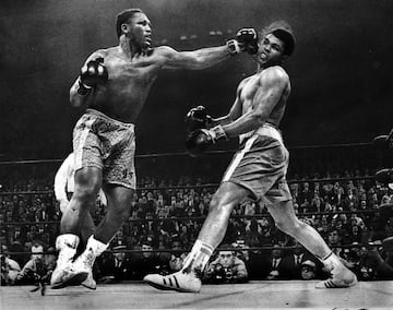 Joe ‘Smokin’ Frazier, a quien Ali presentó como personificación del ‘Tío Tom’, ganó en 15 terribles asaltos a Ali en el Madison Square Garden de Nueva York. Lo contó Norman Mailer en un reportaje que luego se convertiría en libro ('En la cima del mundo') y lo retrató Frank Sinatra cámara en ristre. Un episodio que es leyenda. La reconquista del título mundial tendría que esperar.