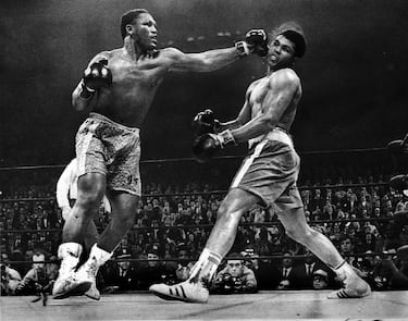 Joe ‘Smokin’ Frazier, a quien Ali presentó como personificación del ‘Tío Tom’, ganó en 15 terribles asaltos a Ali en el Madison Square Garden de Nueva York. Lo contó Norman Mailer en un reportaje que luego se convertiría en libro ('En la cima del mundo') y lo retrató Frank Sinatra cámara en ristre. Un episodio que es leyenda. La reconquista del título mundial tendría que esperar.