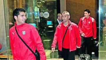 <b>DESEMBARCO. </b>Ángel, Cristo Marrero y Pablo Sicilia, ayer a su llegada al hotel de concentración de la expedición blanquiazul.