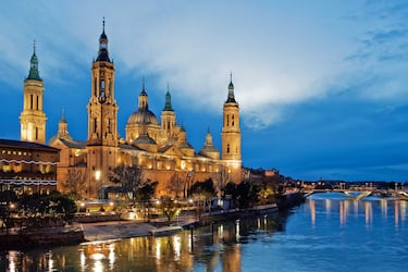 La magnífica catedral barroca de la capital aragonesa es un monumento muy visitado por el turista español, pero en los últimos años ha aumentado el turismo extranjero. La basílica tiene una media anual de 4 millones de personas. 
 