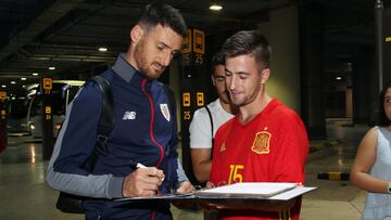 Aduriz, ayer a su llegada a M&aacute;laga en la expedici&oacute;n rojiblanca.