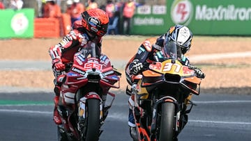Acosta y Márquez en la meta del esprint de Tailandia.