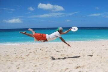 Los jugadores no pueden caminar ni correr mientras tengan el disco en las manos. El Ultimate es distinguido por su principio del "Espíritu de Juego", su alto rendimiento y la alegría del juego. El ultimate recoge elementos del fútbol, del baloncesto y del fútbol americano, sustituyendo el balón por un disco volador (frisbee). Una de sus características más llamativas es la ausencia de un árbitro, el deporte se regula por el espíritu deportivo de cada jugador y equipo. Sus orígenes se remontan al ámbito universitario estadounidense de los años 60, introduciéndose en Europa a principios de los años 80. A nivel mundial se estima que hay unos 300 000 jugadores distribuidos en aproximadamente 5000 equipos.
