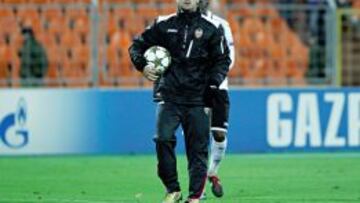 El delantero valencianista, con el balón que se 'ganó' gracias a sus tres goles.