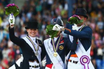 Charlotte Dujardin y Hans Peter Minderhout bromean durante la ceremonia de entrega de medallas de la disciplina de doma individual en los Europeos de Aachen. 