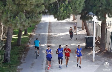 El Valencia entrena en el viejo cauce del río Turia