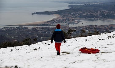 Numerosos donostiarras se han acercado este martes al monte Jaizkibel, en la vecina localidad de Lezo, para disfrutar de las primeras nevadas y las vistas de la playa de Hendaia (Francia). 