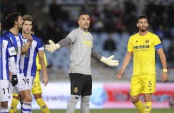 Asenjo protesta una jugada. 