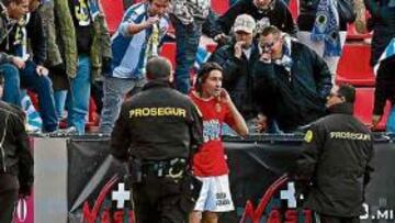 <b>AL REVÉS. </b>Un aficionado del Hércules ha sido multado tras los incidentes en el Nou Estadi.