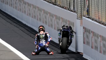 Quartararo se bajó desolado de su Yamaha averiada.