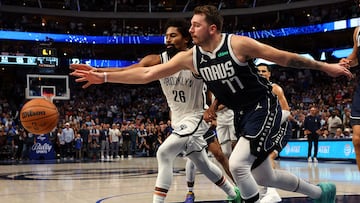 DALLAS, TEXAS - OCTOBER 27: Spencer Dinwiddie #26 of the Brooklyn Nets and Luka Doncic #77 of the Dallas Mavericks chase a loose ball in the fourth quarter at American Airlines Center on October 27, 2023 in Dallas, Texas. NOTE TO USER: User expressly acknowledges and agrees that, by downloading and or using this photograph, User is consenting to the terms and conditions of the Getty Images License Agreement.   Richard Rodriguez/Getty Images/AFP (Photo by Richard Rodriguez / GETTY IMAGES NORTH AMERICA / Getty Images via AFP)