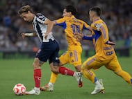 MEX7368. GUADALUPE (MÉXICO), 01/11/2025.- Sergio Canales (i) de Monterrey disputa un balón con Diego Lainez (c) y Fernando Gorriarán de Tigres este sábado, en un partido de la Liga MX entre Monterrey y Tigres en el estadio BBVA, en Guadalupe (México). EFE/ Antonio Ojeda