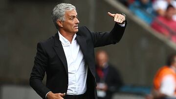José Mourinho, dando instrucciones a sus jugadores desde el banquillo.