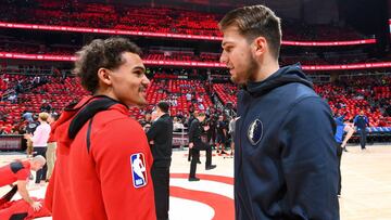Young y Doncic conversan antes de un partido