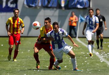 Carlos Álvarez, héroe del ascenso en Hospitalet, en la ronda previa ante el Lleida. Al fondo a la izquierda, Jorge Miramón. 