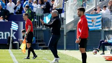 Sergio Pellicer, dando instrucciones durante el Málaga - Ibiza.