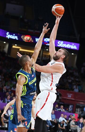 El pívot español Marc Gasol recibe un pase frente al base esloveno Anthony Randolph durante la semifinal del Eurobasket 2017 disputada entre España y Eslovenia en Estambul