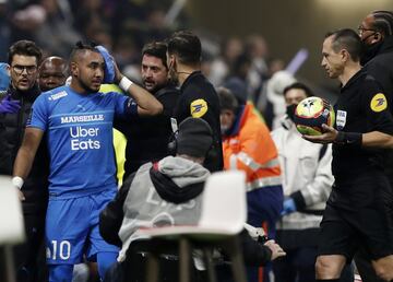 Dimitri Payet recibe un botellazo durante el partido contra el Lyon