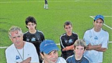 <b>LA SAGA. </b>Pedro (gorra) y Manuel y M. Ángel (atrás), con sus hijos.
