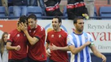 <b>SONRISAS Y LÁGRIMAS. </b>Damiá y Juanfran festejan con el iraní Masoud la consecución del gol que ahondaba en las distancias entre los dos equipos. Gámez, cabizbajo.