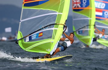 El español Ángel Granda durante la clase de windsurf RS: X masculino el día ocho de los Juegos Olímpicos de Tokio 2020 en Enoshima Yacht Harbour