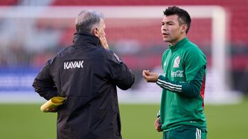 Gerardo Martino (izq) e Hirving Lozano (der) en un entrenamiento con la Selección Mexicana.