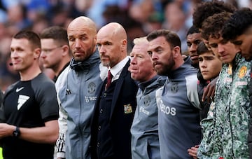El cuerpo técnico del Manchester United, con el técnico Erik ten Hag al frente, ve la tanda de penaltis ante el Coventry City desde la banda.