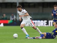 Soccer Football - Serie A - Hellas Verona v AC Milan - Stadio Marcantonio Bentegodi, Verona, Italy - April 19, 2026 AC Milan's Santiago Gimenez in action with Hellas Verona's Pol Lirola REUTERS/Ciro De Luca