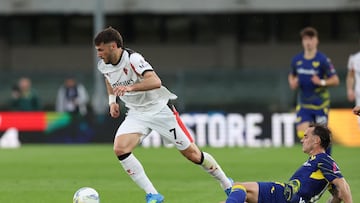Soccer Football - Serie A - Hellas Verona v AC Milan - Stadio Marcantonio Bentegodi, Verona, Italy - April 19, 2026 AC Milan's Santiago Gimenez in action with Hellas Verona's Pol Lirola REUTERS/Ciro De Luca