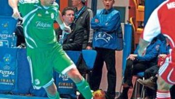 <b>IMPARABLES. </b>Gabriel encara a Messia en el partido de ayer.