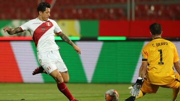 Peru&#039;s Gianluca Lapadula (L) tries to score past Chile&#039;s goalkeeper Claudio Bravo during their closed-door 2022 FIFA World Cup South American qualifier football match at the National Stadium in Santiago, on November 13, 2020. (Photo by IVAN ALVA