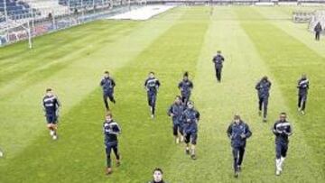 <b>A LA ESPERA. </b>Los jugadores del Madrid, con Cristiano a la cabeza, sabrán este mediodía su rival en los octavos de la Champions.