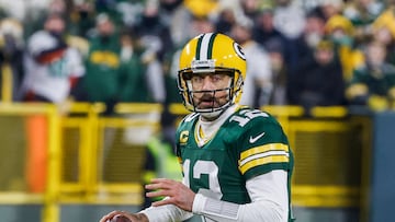 Green Bay (United States), 09/01/2023.- Green Bay Packers quarterback Aaron Rodgers looks for a receiver as he prepares to pass during the NFL American Football game between the Detroit Lions and the Green Bay Packers at Lambeau Field in Green Bay, Wisconsin, USA, 08 January 2023. (Estados Unidos) EFE/EPA/TANNEN MAURY
