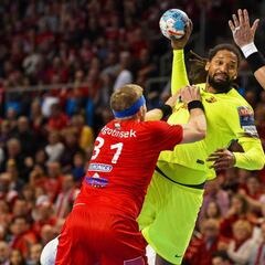 El Barça no le pudo ofrecer a Pascual un aniversario lucido