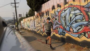 Rickey Gates corriendo por las calles de San Francisco.